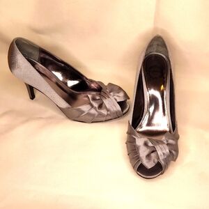 L Miller silver gray bow peep toe classic high heel pump party shoes 8 EUC